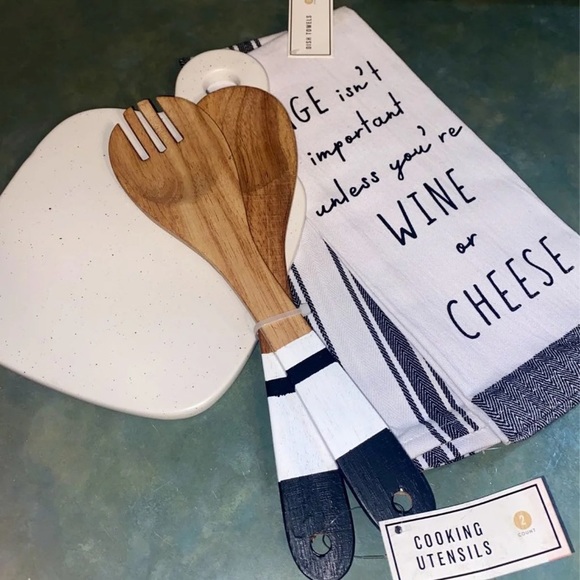 NEW Target Bullseye Bundle-Ceramic Cheese Board + Dishtowels + Wood Utensils - Picture 3 of 6